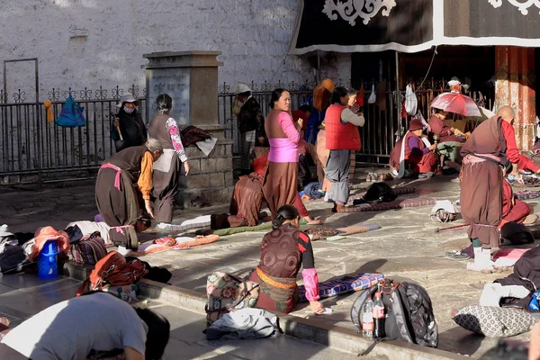 Os fiéis tibetanos rezam e prostram-se. Jokhang-Lhasa-Tibete. 1319 — Fotografia de Stock