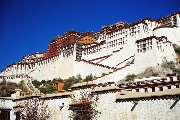 A Potala és a környező fal. Lhásza-Tibet. 1362 — Stock Fotó