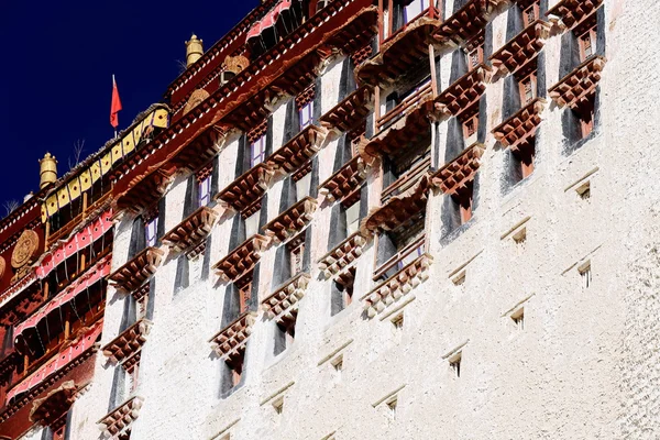 Filas de janelas no palácio de Potala. Lhasa-Tibete. 1379 — Fotografia de Stock