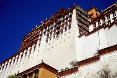 Kızıl Bayrak Potala Sarayı üzerinde. Lhasa Tibet. 1375