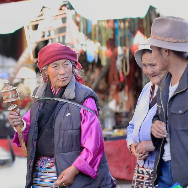 Los devotos tibetanos hacen la circunvalación de Kora. Lhasa-Tibet. 1329 —  Fotos de Stock