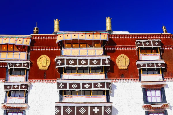 Pozlacená dhvajas na střeše. Potala-Lhasa Tibetu. 1390 — Stock fotografie