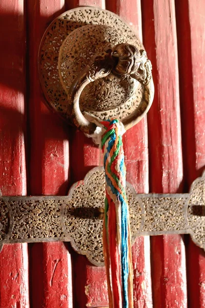 Tassel vermelho trançado com maçaneta de porta de bronze. Potala-Lhasa-Tibete. 1387 — Fotografia de Stock