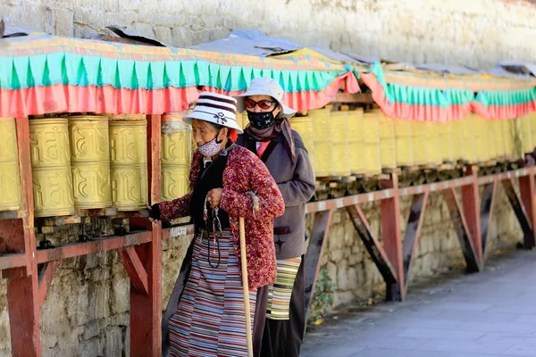 Tibetische Anhänger bei der Kora-Beschneidung. lhasa-tibet. 1407 — Stockfoto