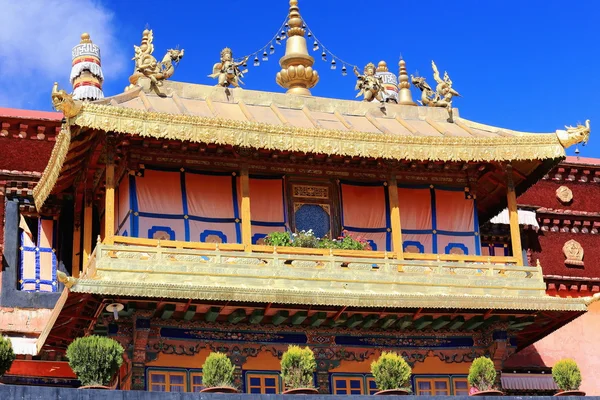 Pozlacené střechy. Jokhang chrám Lhasa-Tibetu. 1413 — Stock fotografie