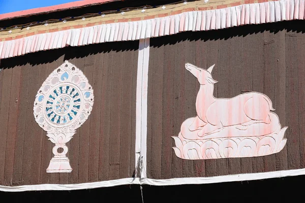 Buddhistiska dharmachakra och rådjur. Jokhang templet-Lhasa-Tibet. 1414 — Stockfoto