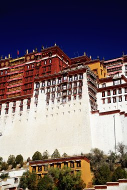 Duvarları badana Potala Sarayı. Lhasa Tibet. 1371