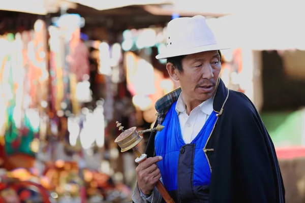 Tibetan devotee does the Kora-circumambulation. Lhasa-Tibet. 1332 — Stock Photo, Image