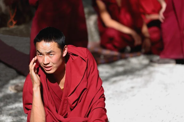 A szerzetesek megvitassák a Sera kolostor Tibetben. 1285 — Stock Fotó