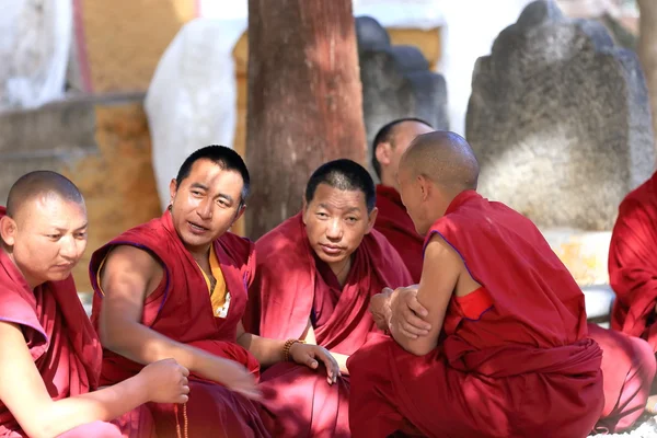 Monjes discutiendo en el monasterio de Será-Tíbet. 1283 — Foto de Stock