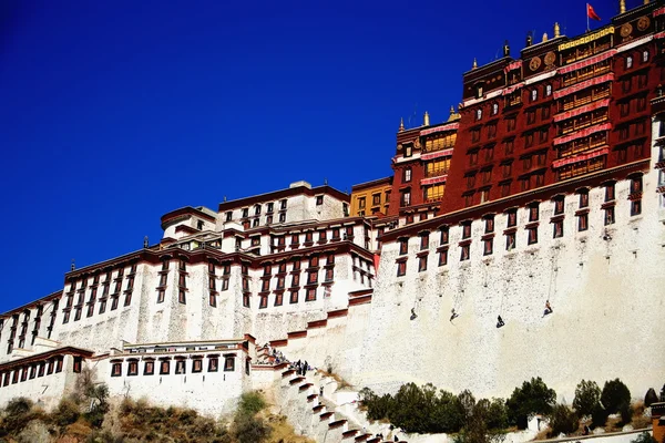 Walls whitewashing in the Potala. Lhasa-Tibet. 1367 — Stock Photo, Image