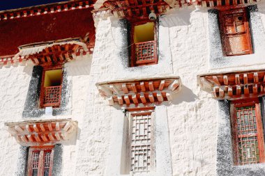 Badanalı duvarları kırmızı windows. Potala Sarayı-Lhasa-Tibet. 1388