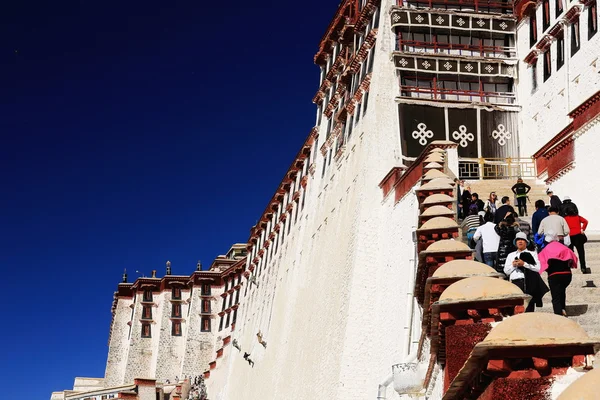 Místní obyvatelé a turisté v paláce Potala. Lhasa Tibetu. 1382 — Stock fotografie