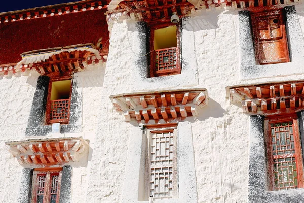 Paredes encaladas-ventanas rojas. Palacio de Potala-Lhasa-Tibet. 1388 — Foto de Stock