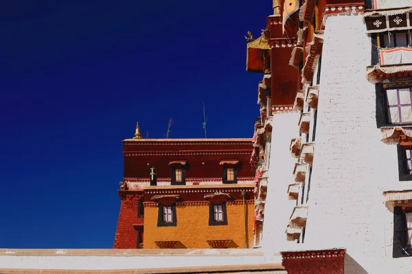 Paredes branco-alaranjadas-vermelhas na Potala. Lhasa-Tibete. 1392 — Fotografia de Stock