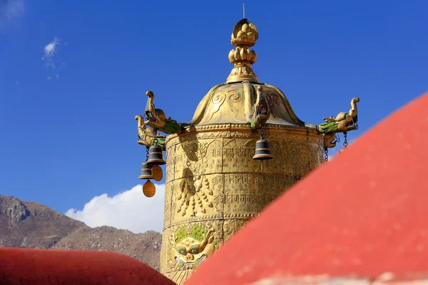 屋根の上の Dhvaja 勝利のバナーです。Jokhang ラサ チベット。1429 — ストック写真