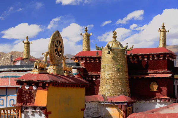 Dhvajas-法轮在屋顶上。大昭寺-拉萨-西藏。1424 — 图库照片