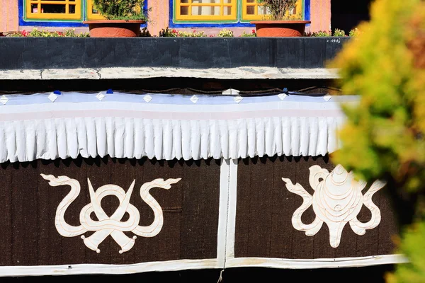 Boeddhistische eindeloze knoop en conch shell. Jokhang tempel-Lhasa-Tibet. 1435 — Stockfoto