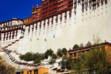 Potala Sarayı'nın duvarları badana. Lhasa Tibet. 1373