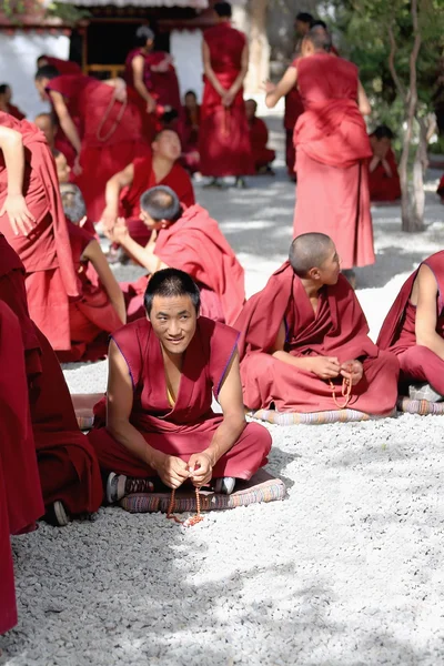 Mniši v debatě v klášteře Sera-Tibetu. 1287 — Stock fotografie