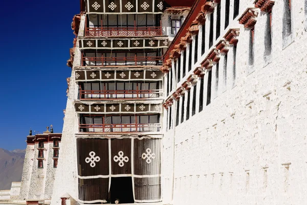 Bielone ściany Potala. Lhasa Tybet. 1383 — Zdjęcie stockowe