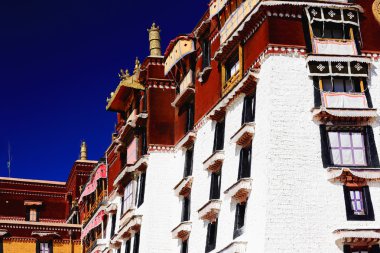 Badanalı duvarları ve yaldızlı dhvajas. Potala Lhasa Tibet. 1393