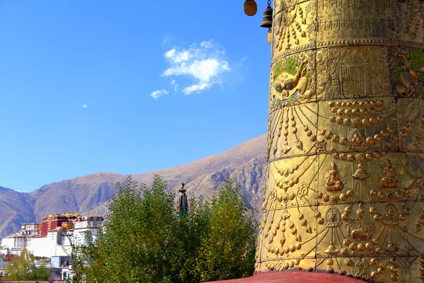 Dhvaja-victory banner on rooftop-Potala on backgroung. Jokhang-Lhasa-Tibet. 1423 — Stock Photo, Image