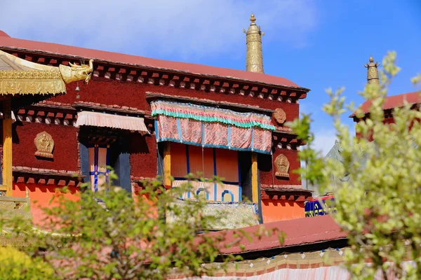 Czerwony dach nad balkonem w świątyni Jokhang-Lhasa-Tybet. 1433 — Zdjęcie stockowe