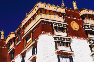 Badanalı duvar yaldızlı ve ahşap dhvajas. Potala Lhasa Tibet. 1395