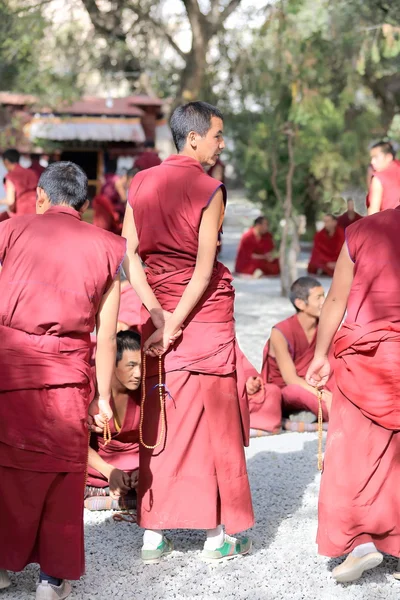 Un gruppo di monaci che discutono. Monastero di Sera-Tibet. 1289 — Foto Stock