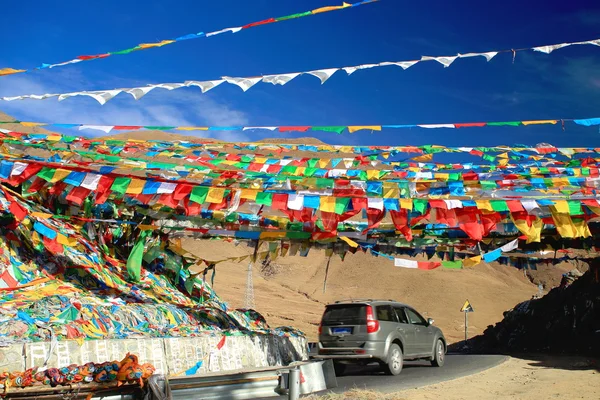 Bandeiras de oração sobre Nachan La-Pass. Lhasa pref.-Tibete. 1451 — Fotografia de Stock