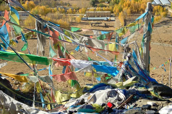 Bandeiras de oração sobre Nachan La-Pass. Lhasa pref.-Tibete. 1453 — Fotografia de Stock