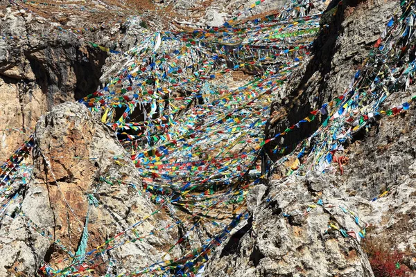 Prayer flags on the mountain.  Drak Yerpa-Tibet. 1468 — Stock Photo, Image