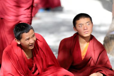 bazı rahipler tartışıyor. Sera Manastırı-tibet. 1292