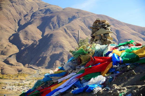 Bandeiras de oração desgastadas em Nachan La-Pass. Lhasa pref.-Tibete. 1457 — Fotografia de Stock