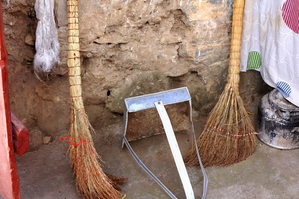 Hand made brooms-metallic dustpan. Drak Yerpa monastery-Tibet. 1511 — Stock Photo, Image