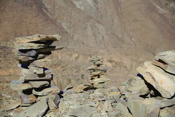 Cairns-stacked stones. Kamba La-mountain pass. Tibet. 1524 — Stock Photo, Image