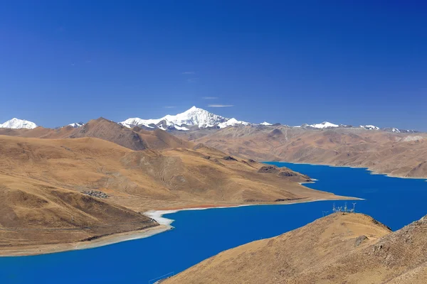 Yamdroktso jezioro widoczne od kamba la-pass. Tybet. 1533 — Zdjęcie stockowe