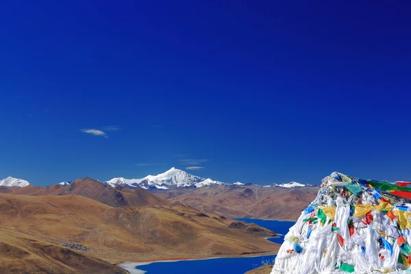 Drapeaux de prière sur YamdrokTso-Lake. Kamba La-pass. Le Tibet. 1536 — Photo