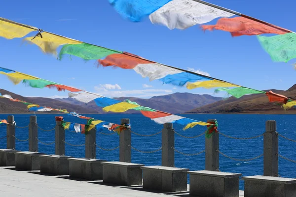 Bandeiras de oração sobre YamdrokTso-Lake. O Tibete. 1545 — Fotografia de Stock