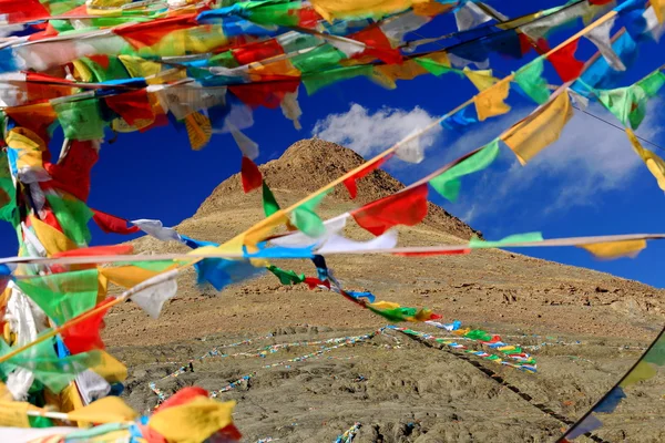 Budist dua bayrakları smira la-dağ üzerinden geçmek. Tibet. 1566 — Stok fotoğraf