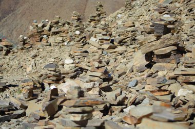 Cairns-taş yığınları kamba la dağ geçidi üzerinde. Tibet. 1531