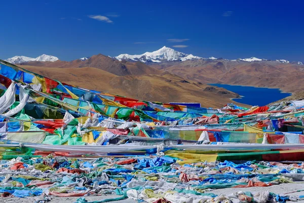 Prayer flags overlooking YamdrokTso-Lake. Kamba La-pass. Tibet. 1537 — Stock Photo, Image