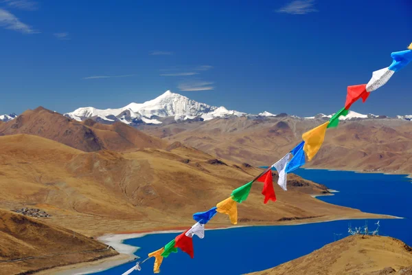 Modlitební vlajky přechod yamdroktso jezero. Kamba la-pass. Tibetu. 1539 — Stock fotografie
