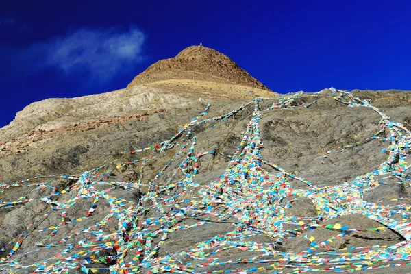 Buddhist prayer flags. Peak over Smira La-mountain pass. Tibet. 1563 — Stock Photo, Image