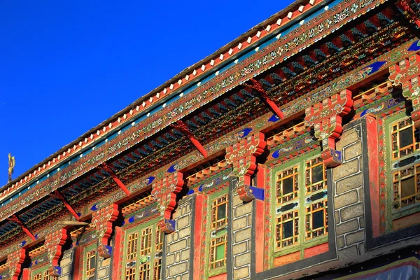 Profusamente decorado muchos aleros de techo de colores. Gyantse-Tibet. 1593 — Foto de Stock