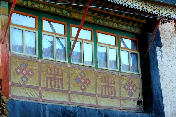 Drewniane okna z symboli buddyzmu. Gyantse Tybet. 1606 — Zdjęcie stockowe