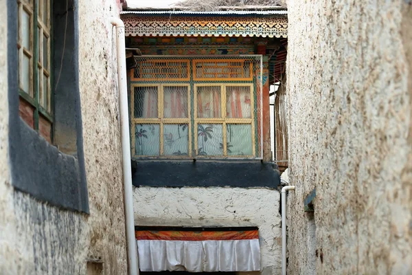 Fenêtre en bois au fond d'une rue. Gyantse-Tibet. 1609 — Photo