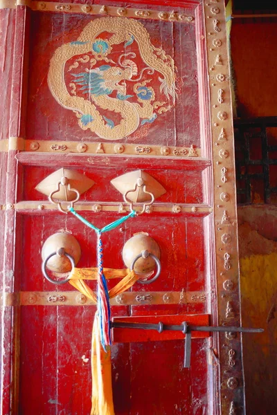 Красная лакированная деревянная дверь в храме Цуклаханг. Гянце-Тибет. 1631 год — стоковое фото