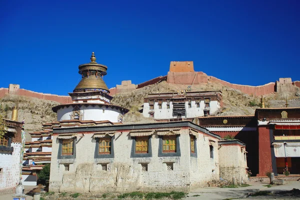 Kumbum-Tashigomang pagode jutting sobre Tsuklakhang templo. Pelkhor Chode-Gyantse-Tibete. 1647 — Fotografia de Stock